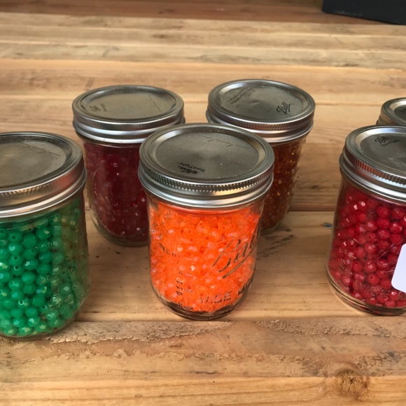 Plastic beads in variety of colors/shapes - Picture 3 of 8